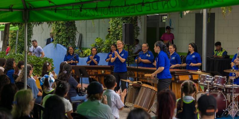 Marimba Femenina de Concierto entusiasmó a la niñez con su concierto didáctico. 