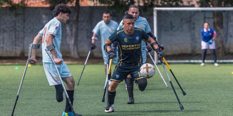 Fútbol 7 adaptado reúne a atletas y familias en una jornada deportiva en los Campos del Roosevelt. 