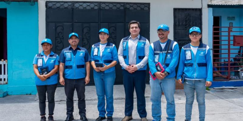 Equipo de encuestadores del INE y el Gerente de la Institución
