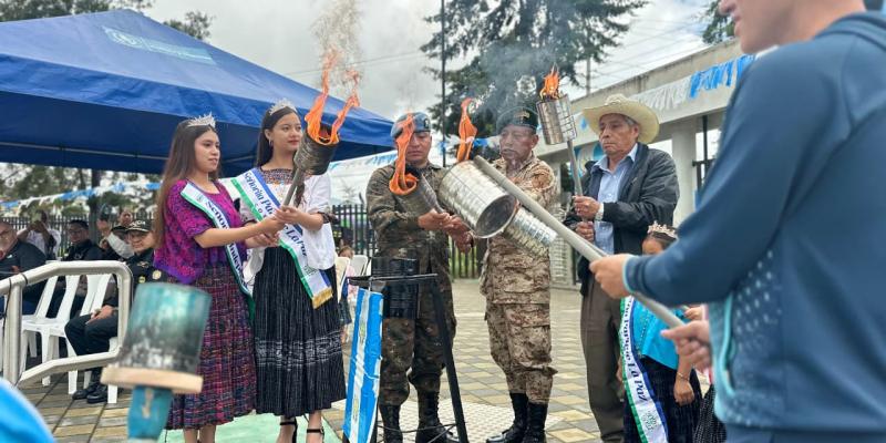 El Parque de la Paz de Cobán conmemora las Fiestas Patrias con la izada de la bandera y el encendido del fuego patrio