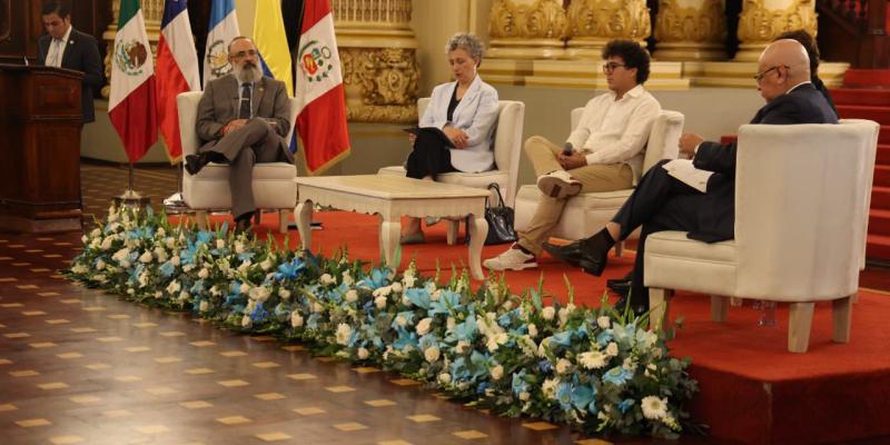 Ministro Luis Méndez Salinas moderó conversatorio sobre el legado de los Premios Nobel de Literatura de Latinoamérica
