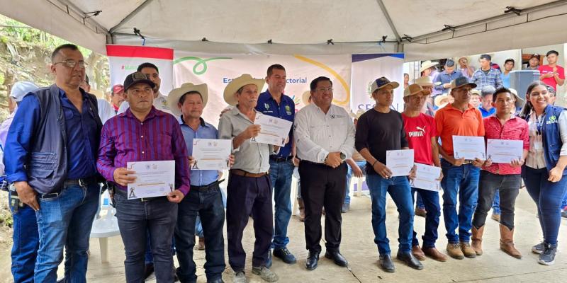 Chapulín, Camotán, es reconocida como Microrregión Ejemplar Mano a Mano y gradúa a 82 agentes de cambio
