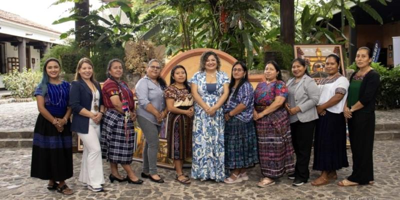 Dra. Zulma Calderón, Secretaria de SOSEP comparte con artesanas del Programa de Mejoramiento de las Condiciones Socioeconómicas de la Mujer.  