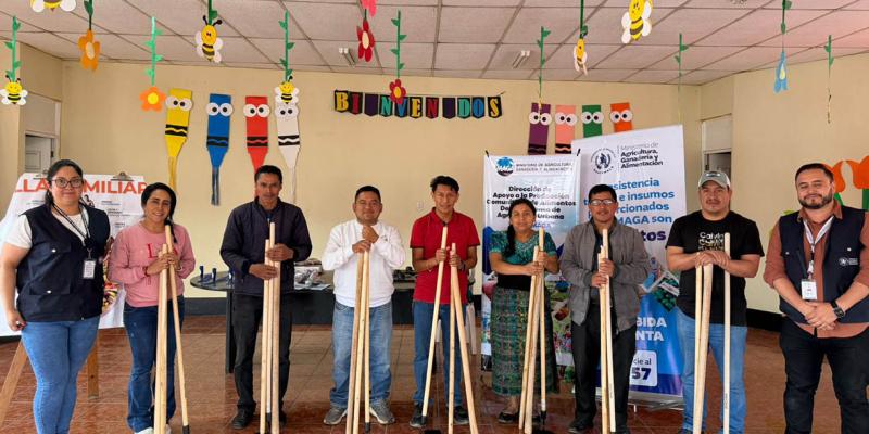Directores de centros educativos de Quiché reciben insumos para implementar huertos escolares