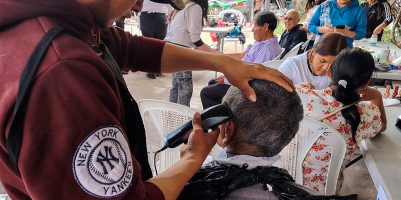 Jóvenes del Centro de Formación Quédate comparten sus conocimientos con adultos mayores en Huehuetenango
