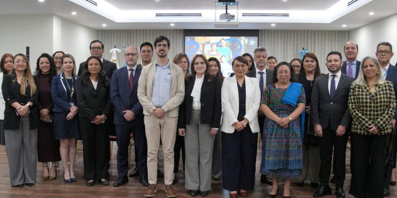 Funcionarios, Cuerpo Diplomático y socios de la cooperación internacional durante la presentación de la ADES.