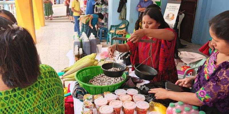 Población de Alta Verapaz accede a los alimentos frescos y de calidad en Feria del Agricultor