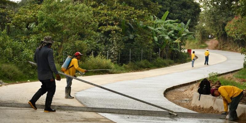 Mejoramiento de la ruta San Antonio La Paz–Sansur continúa para beneficiar a comunidades