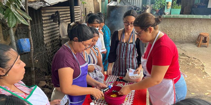 Familias de Baja Verapaz aprenden la transformación de alimentos para impulsar emprendimientos